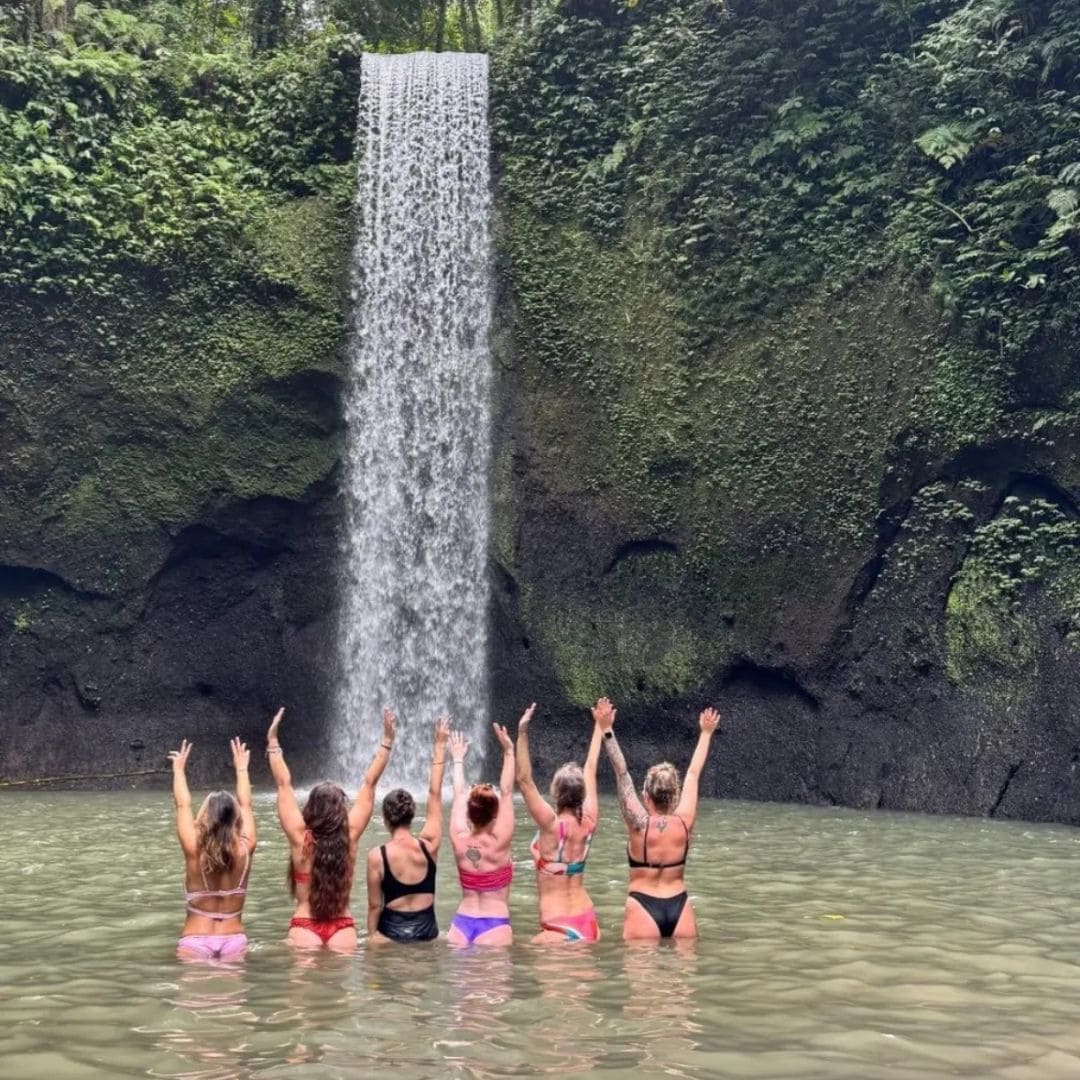 Cascade de Goa Rang Reng dans la jungle d'Ubud - marché local à Bali