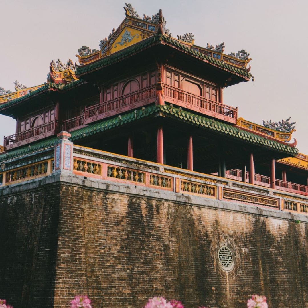 Citadelle impériale de Huế - UNESCO, chapeau conique, artisans - Vietnam