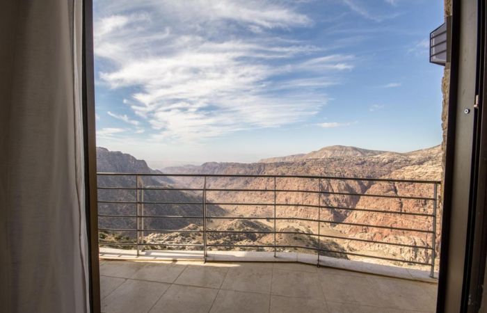 Dana Guest House à flanc de falaise - vue sur la vallée de Dana, Jordanie