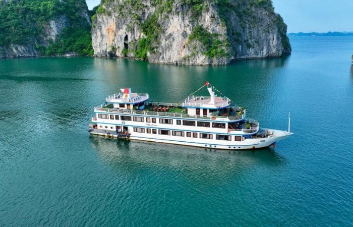 Jonque Swan - croisière dans la baie de Tu Long au coucher du soleil, Vietnam