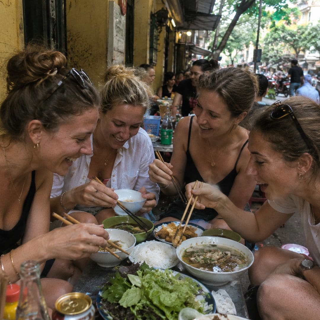 Mausolée Hô Chi Minh, temple de la Littérature, food tour et Train Street à Hanoï