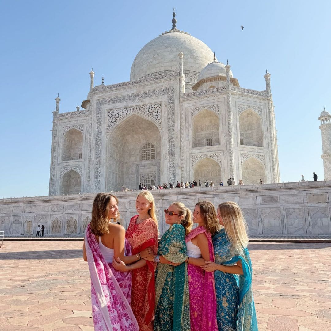Taj Mahal au lever du soleil à Agra - merveille du monde - voyage en Inde