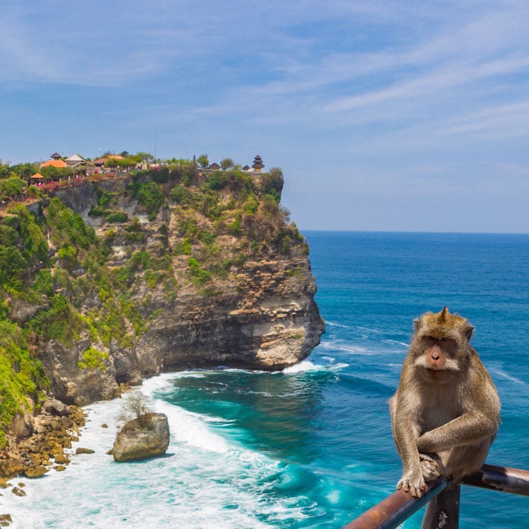 Temple d'Uluwatu sur la falaise, plage Melasti, danse Kecak au coucher du soleil à Bali