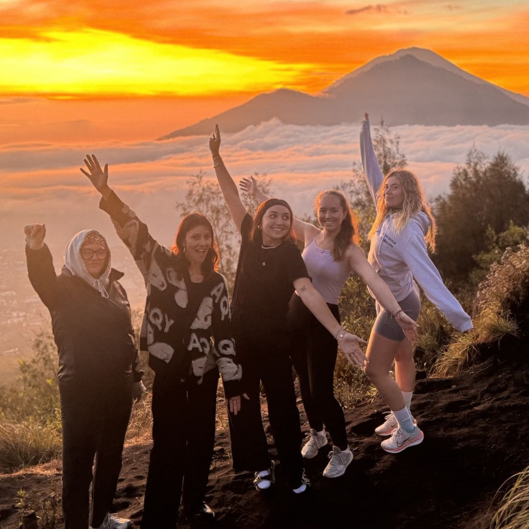 Trek au volcan Batur au lever du soleil, mer de nuages, massage balinais à Ubud